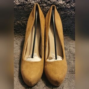 NIB OLLIO Tan Cheetah Platform Heels